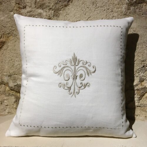 housse de coussin lin blanc broderie monogramme taupe