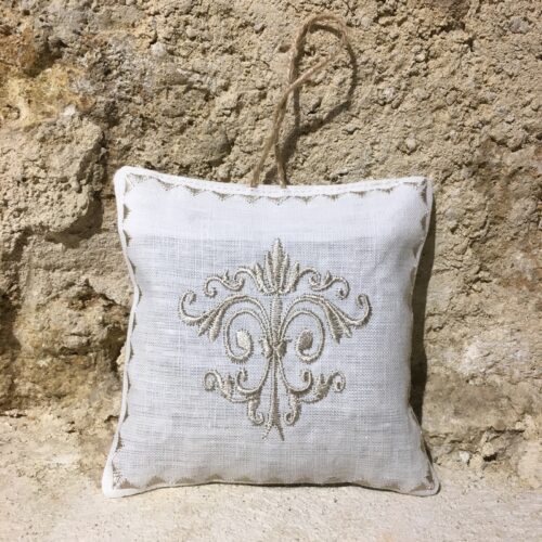 sachet de lavande coussinet lin blanc broderie monogramme taupe