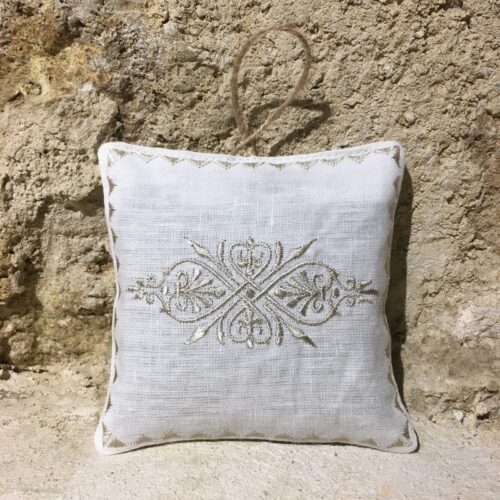 sachet de lavande coussinet lin blanc broderie renaissance taupe